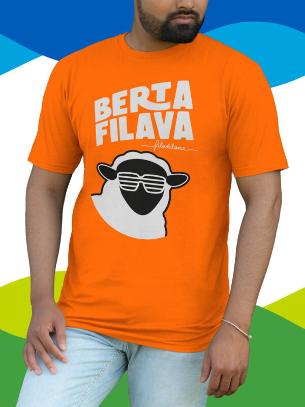 T-shirt arancione con scritta Berta filava e muso di una pecora con gli occhiali da sole a barrette orizzontali.