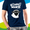T-shirt blu navy con scritta Doppio manto e muso di pecora con gli occhi a spirale come stordita