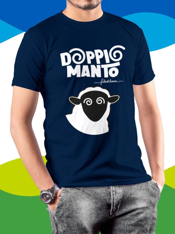 T-shirt blu navy con scritta Doppio manto e muso di pecora con gli occhi a spirale come stordita