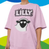 T-shirt rosa con grafica di Lilly, scritta Lilly fatta di cuoricini bianchi e neri e disdgno del muso di una pecora con gli occhi a cuore.