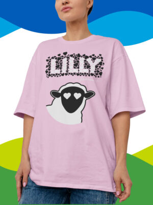 T-shirt rosa con grafica di Lilly, scritta Lilly fatta di cuoricini bianchi e neri e disdgno del muso di una pecora con gli occhi a cuore.