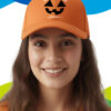 Cappellino da baseball con scritta Zucca Vuota e disegno dei fori di una zucca di Halloween indossato da una ragazza