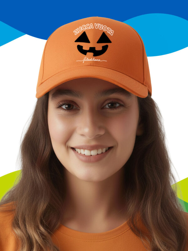 Cappellino da baseball con scritta Zucca Vuota e disegno dei fori di una zucca di Halloween indossato da una ragazza